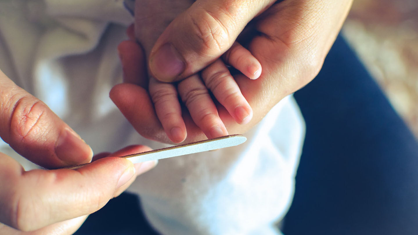 Cortar las uñas al recién nacido